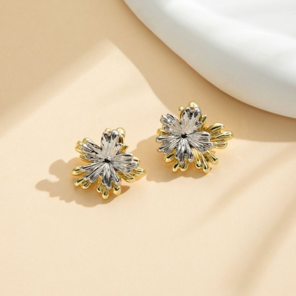 Кольцо в форме золотистого цветка с жемчужной сердцевиной CJG70291