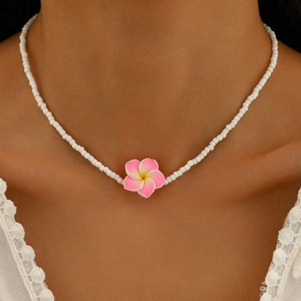 Чокер из мелкого жемчуга с центральным эмалевым цветком CJP54822