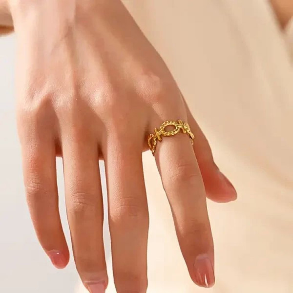 Золотистое разомкнутое кольцо с ажурными кругами и камнями R61673MSK