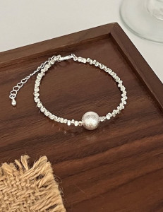 Браслет из серебристого бисера с сердцем M01441