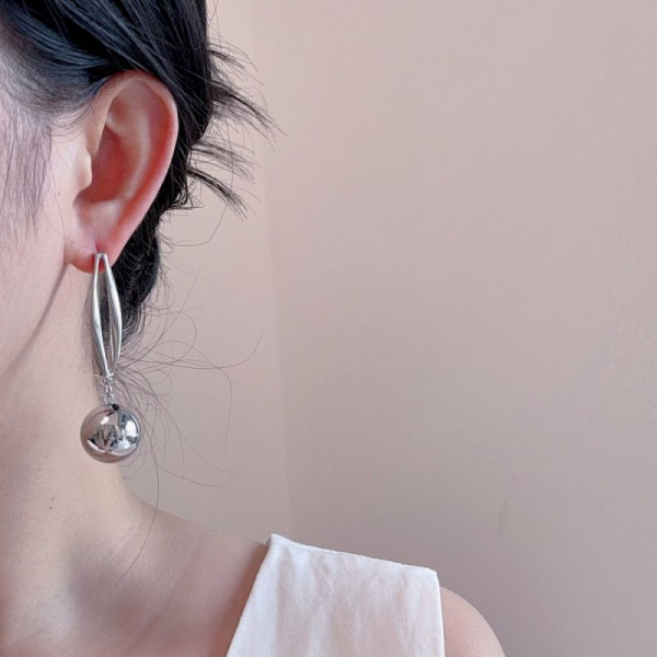 Длинные серьги с металлическим шаром CJQ17560