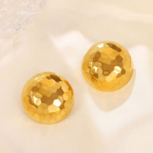 Чеканные золотистые серьги-пусеты CJD62468