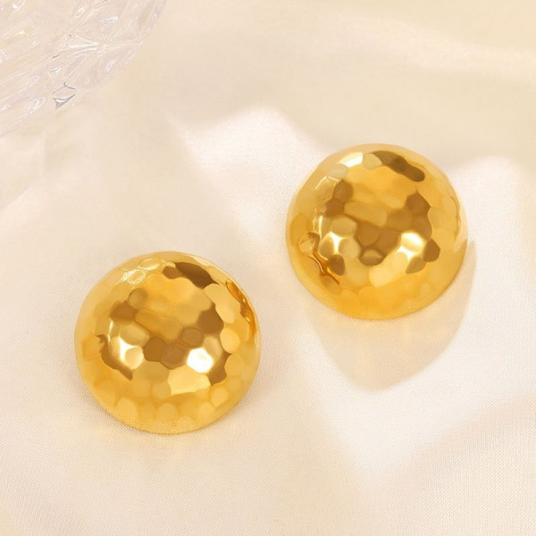 Чеканные золотистые серьги-пусеты CJD62468