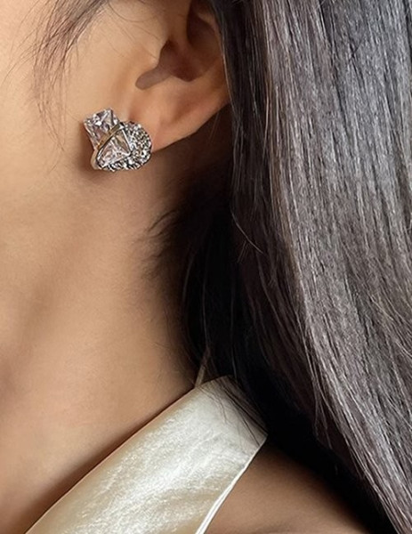 Акцентные серьги с крупными кристаллами M20711