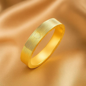 Золотистое кольцо с мелкозернистой сатиновой текстурой J11158CJJ