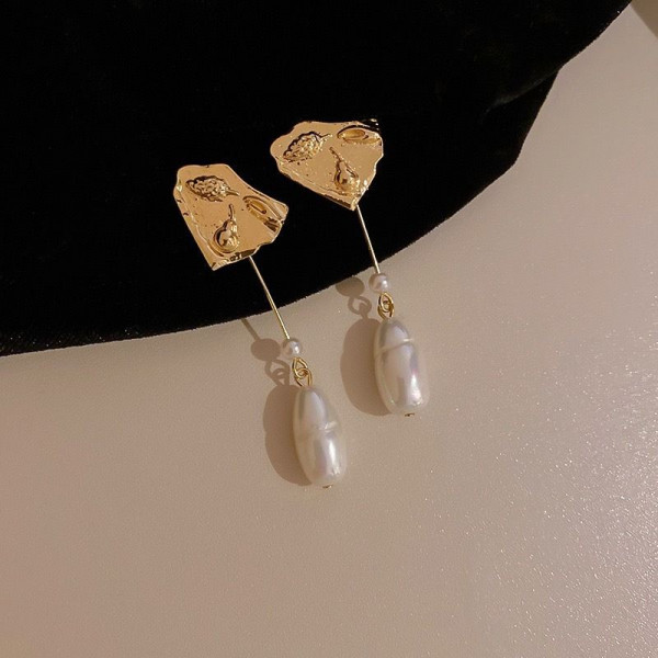 Висячие серьги с фактурными дисками и барочным жемчугом CJG24603