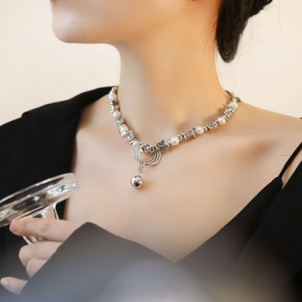 Бусы из жемчуга и темных бусин с ажурным сердцем CJM16931