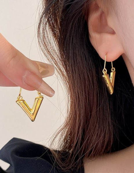 Золотистые серьги-кольца в форме треугольных звеньев Z59394