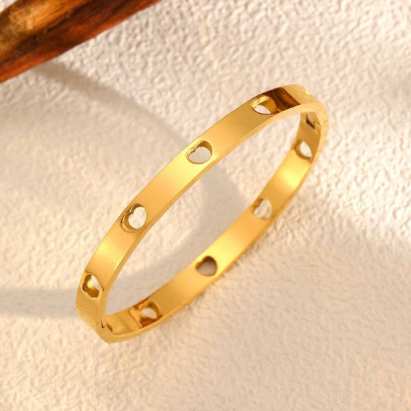 Браслет жесткий с декоративными вырезами в форме сердец CJL19779