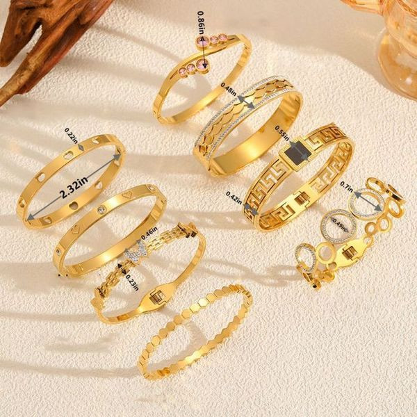 Браслет жесткий с декоративными вырезами в форме сердец CJL19779