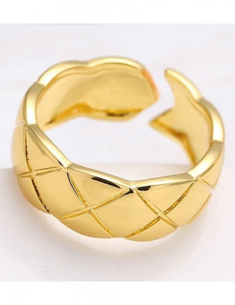 Широкое золотистое кольцо с ромбовидной стежкой A48646