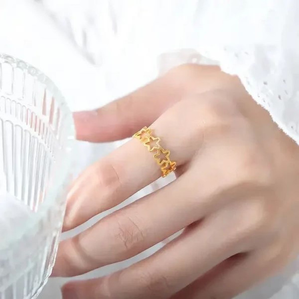 Золотистое кольцо со сквозными звездочками по всей окружности J10188CJJ