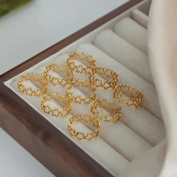 Золотистое кольцо со сквозными звездочками по всей окружности J10188CJJ