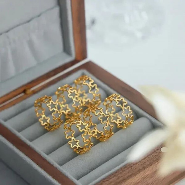 Золотистое кольцо со сквозными звездочками по всей окружности J10188CJJ