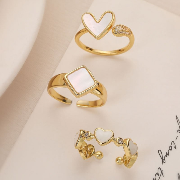 Кольцо из золотистого металла с перламутровыми сердцами N78329