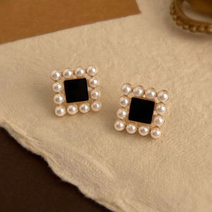 Квадратные серьги-пусеты с жемчужным кантом CJQ20286