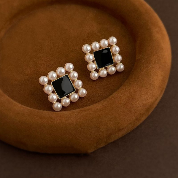 Квадратные серьги-пусеты с жемчужным кантом CJQ20286