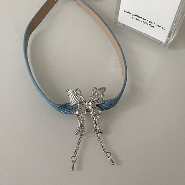 Голубой текстильный чокер с бабочкой и жемчужными подвесками CJH67764