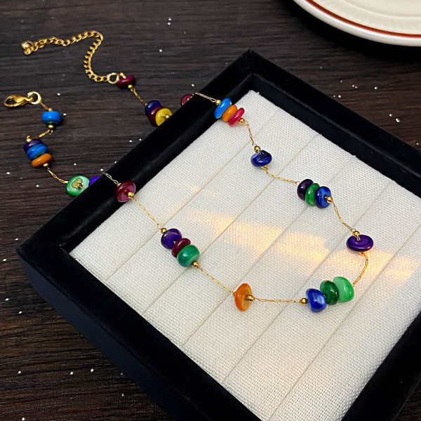 Длинные бусы из разноцветного камня с золотистыми вставками CJM18312