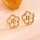 Золотистые серьги-пусеты Белые цветы CJJ11225