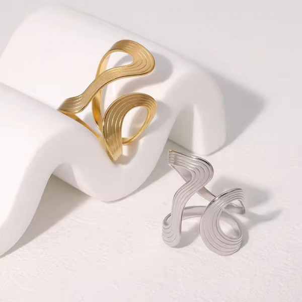 Широкое разомкнутое кольцо с абстрактным силуэтом CJP82954