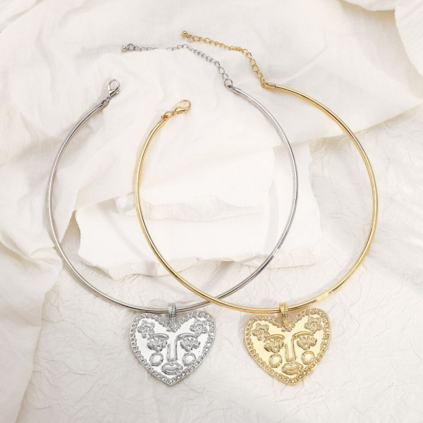 Колье-обруч золотистое с крупной подвеской в форме сердца CJJ04152