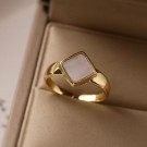 Кольцо с квадратной вставкой из перламутра в золотистой оправе N78330