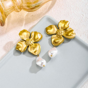 Золотистые серьги-цветы с жемчугом CJH63075