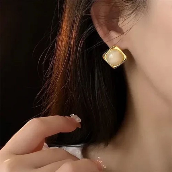 Серьги латунь с напылением золотом квадрат с круглой вставкой J10028CJJ