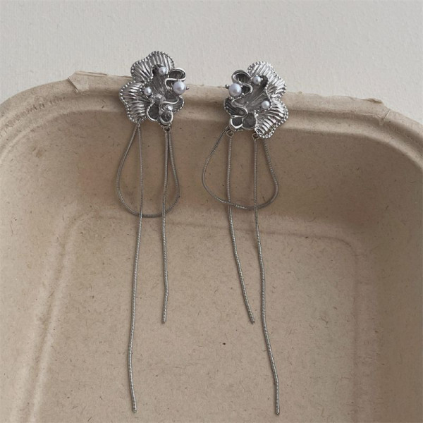 Длинные серебристые серьги с цветами и тонкими цепями CJL14726