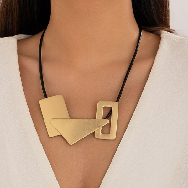 Массивное колье с золотистой геометрической подвеской на шнурке CJJ31303