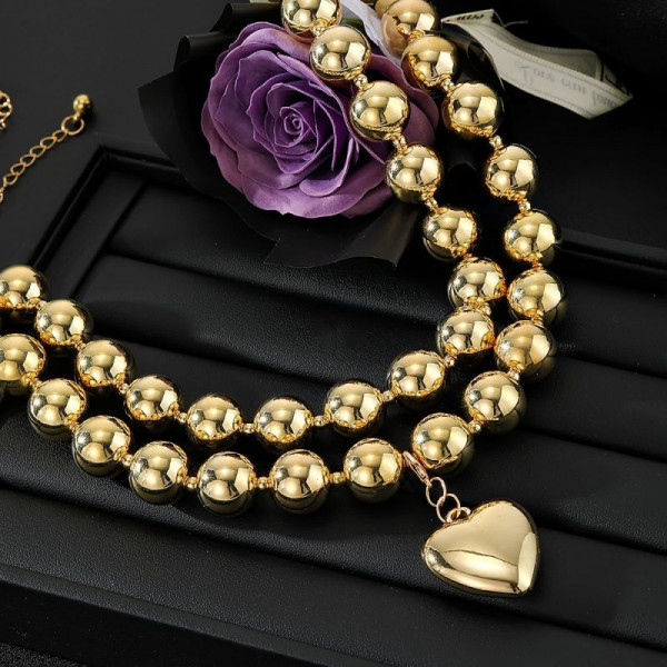 Многослойное колье из золотистых шариков с крупной подвеской-сердцем CJN37603