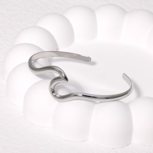 Браслет жесткий лаконичный с волнообразным изгибом CJN40523