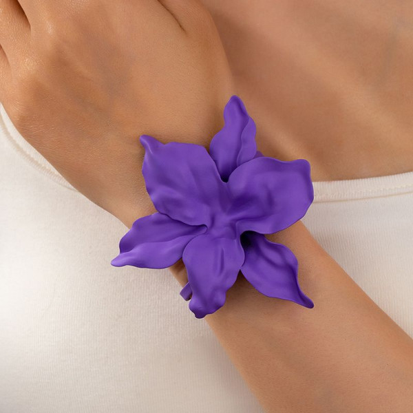 Браслет жесткий разомкнутый в виде крупного цветка CJM14420