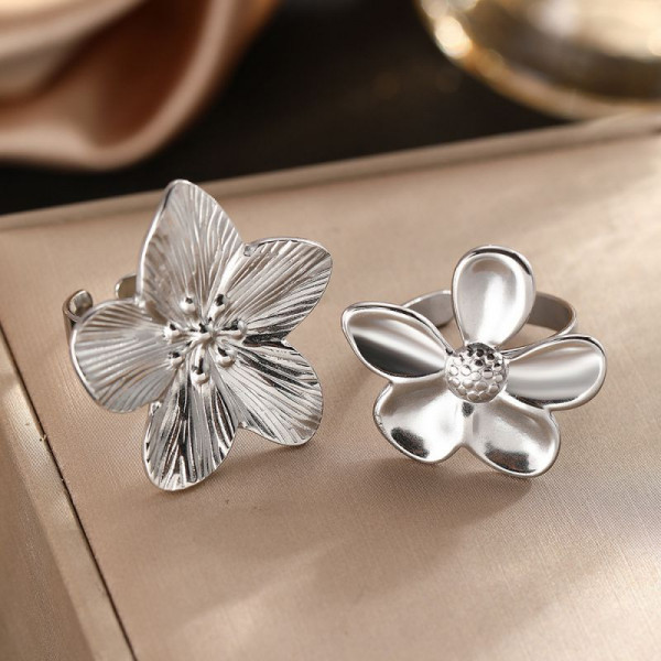 Разомкнутое стальное кольцо в форме матового цветка CJP82969