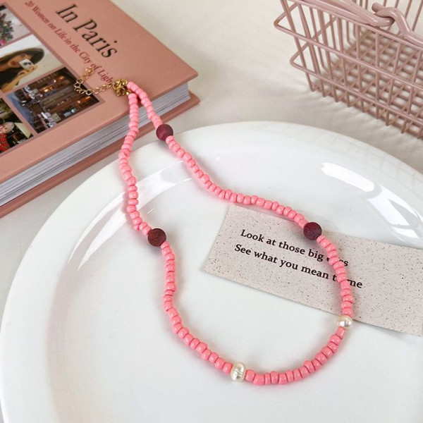 Яркие Бусы из розового камня с темными акцентами G55174MSK