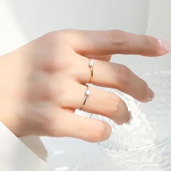 Помолвочное кольцо с крупным фианитом в золотистой оправе J10182CJJ