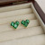 Яркие серьги-пусеты изумрудные сердца CJQ20293