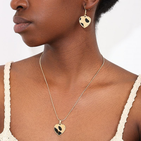 Массивное колье с крупным сердцем и гравировкой CJG26670