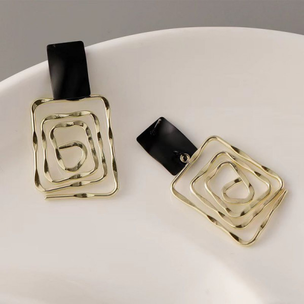 Геометрические серьги пусеты с золотистыми лабиринтами CJL85073