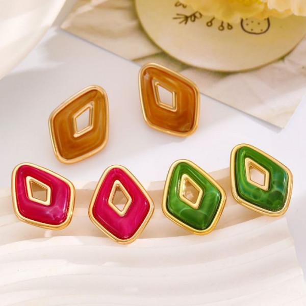 Элегантные серьги-пусеты ромбы с эмалью CJM62425