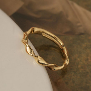 Тонкое витое кольцо без вставок в серебристом цвете CJL92100