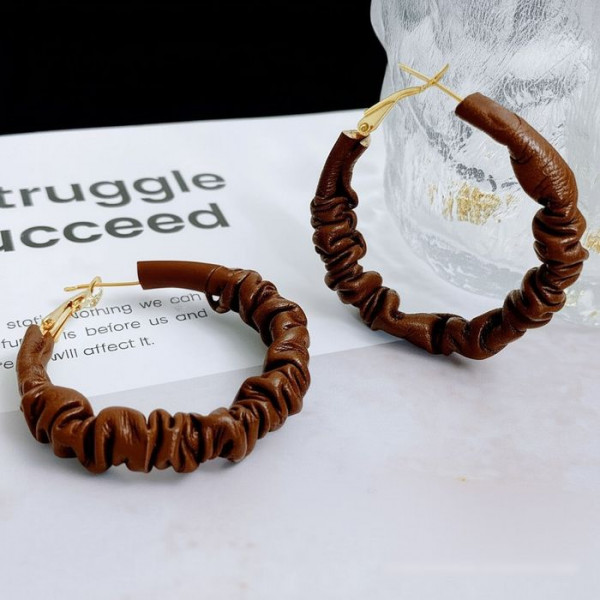 Крупные фактурные серьги-кольца конго с коричневой отделкой 1J11547CJJ