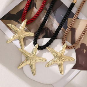 Длинные бусы со шнурком и крупной золотистой звездой CJM18770