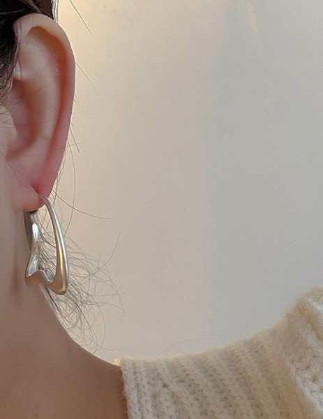 Серебристые серьги-пусеты «Геометрическая волна» T94049