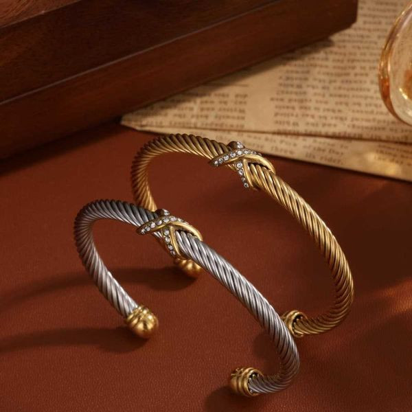 Браслет жесткий плетеный с узлом в серебристом цвете CJL91205