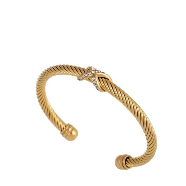 Браслет жесткий плетеный с узлом в серебристом цвете CJL91205