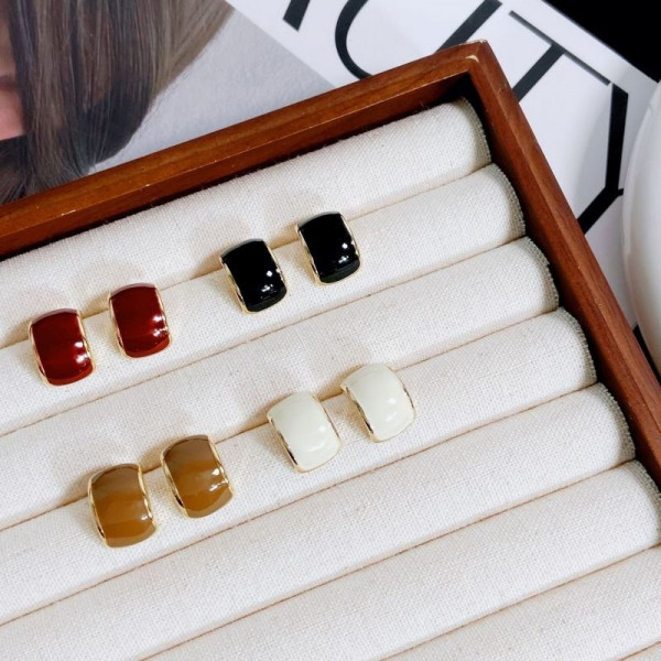 Серьги-пусеты полумесяцы с эмалью CJD02345