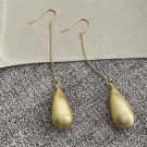 Длинные серьги на петлях с матовыми золотистыми каплями CJL14730