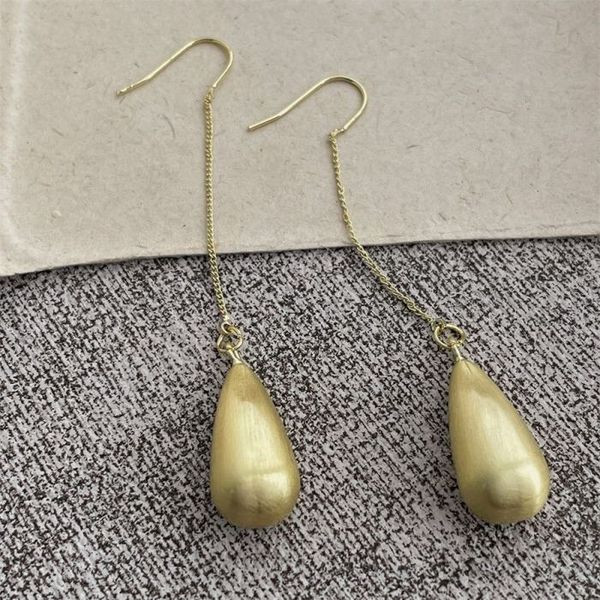 Длинные серьги на петлях с матовыми золотистыми каплями CJL14730